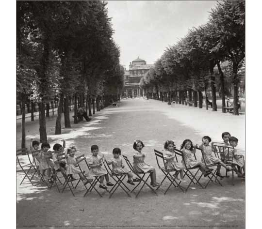 Photo enfant Robert dosineau - Les Enfants dans les jardins du palais royal - 1950